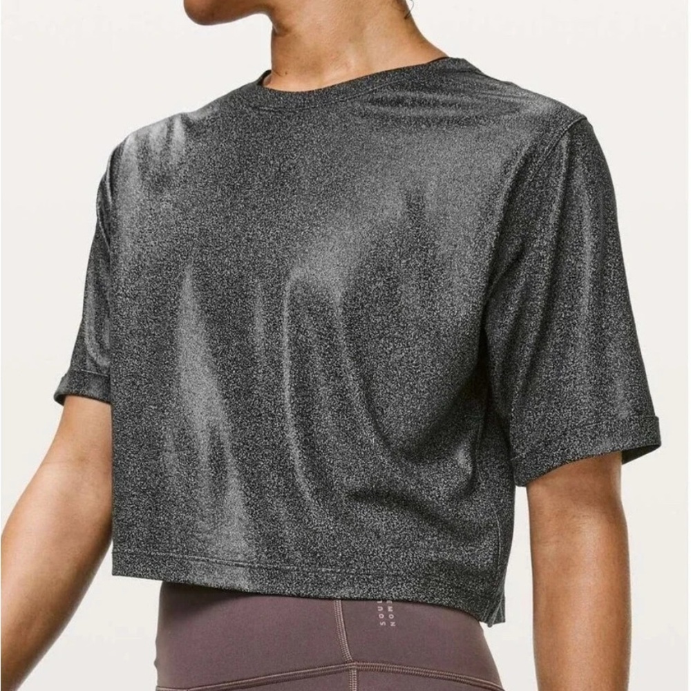 Women’s Lululemon cropped black and grey shirt - size 6